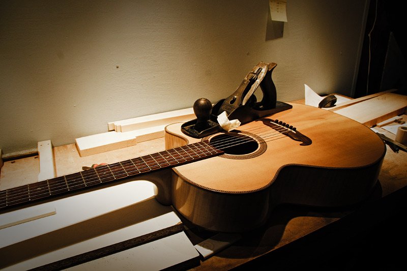 IMAGE: http://arumdevil.com/stuff/pics/guitar_plane.jpg